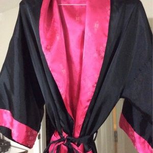 Robe Unisex Japanese Dragon BlkPink Reversible Robe PreOwned Sz XL
shows wear